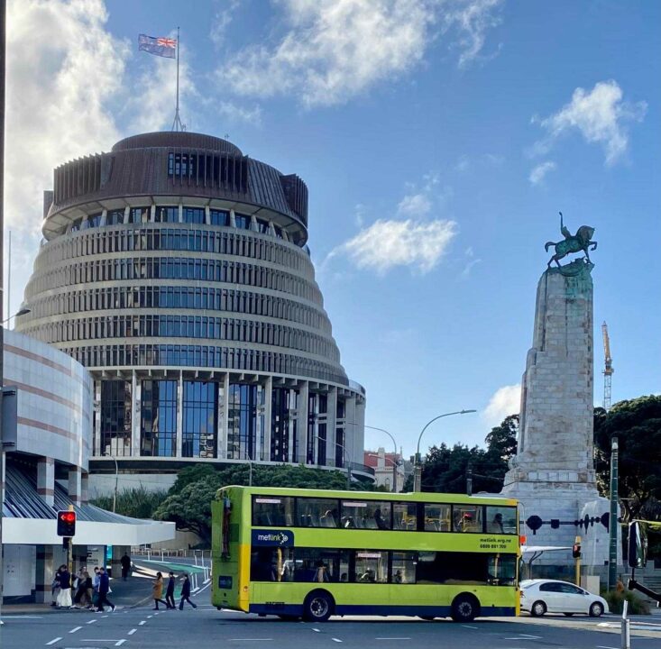 parlement de nouvelle zeland derriere un bus