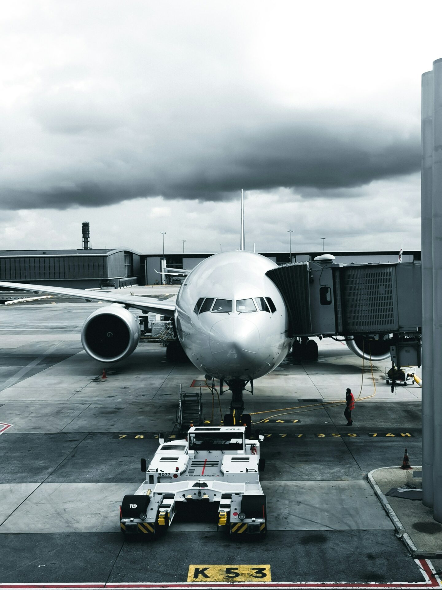 avion sur le tarmac attendant passagers