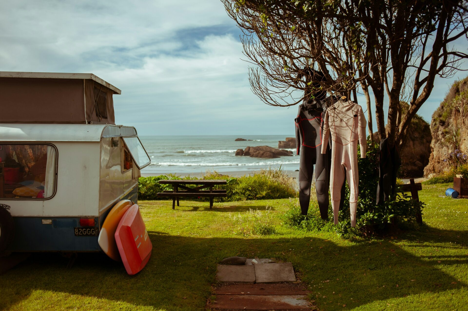 caravan et combinaison de surf dans un camping