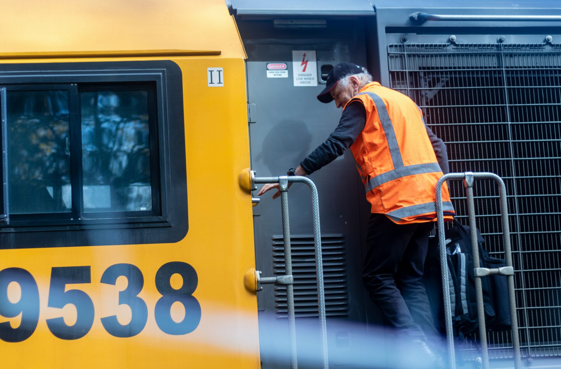 conducteur montant dans son train