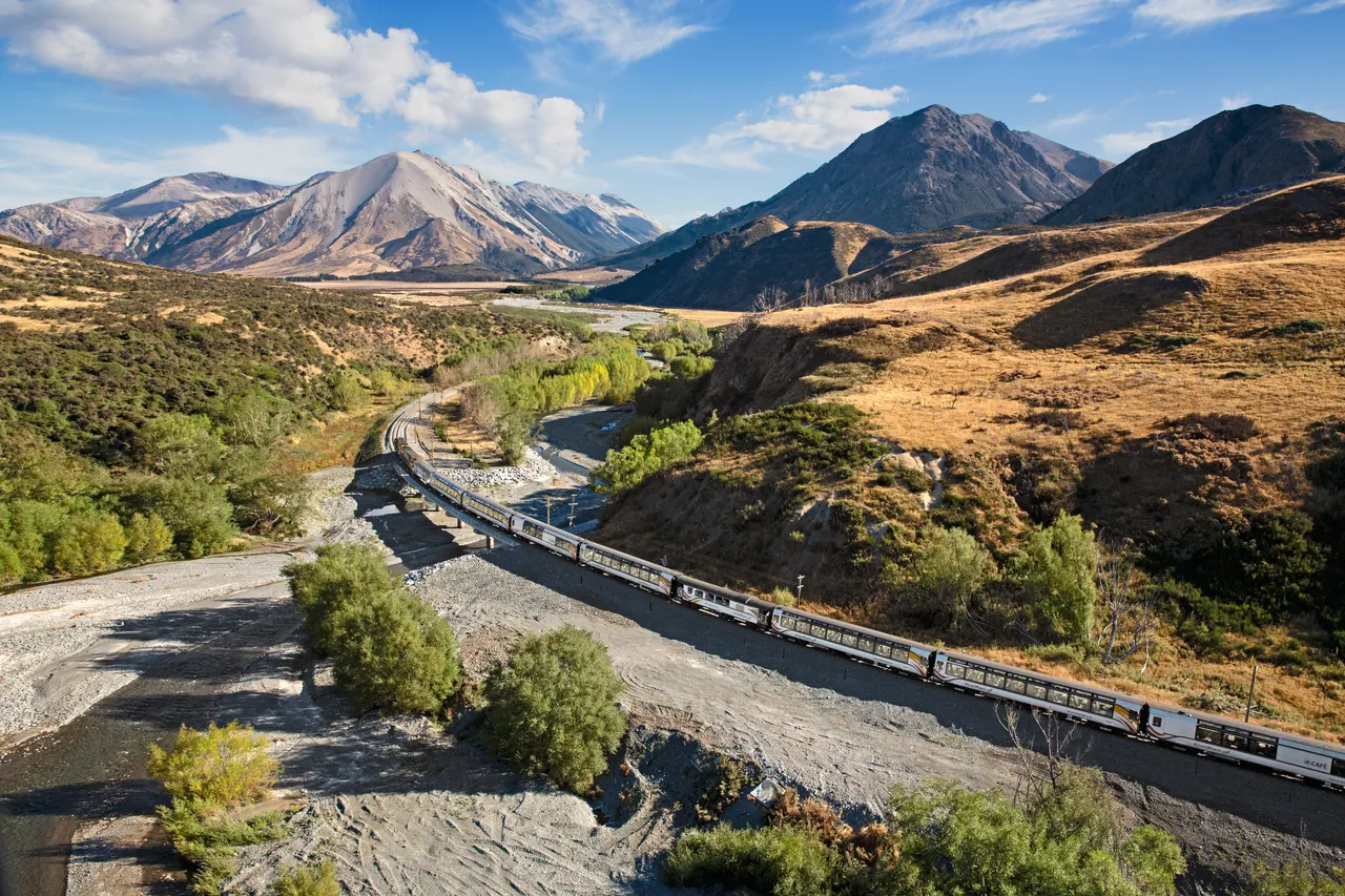 le tranzalpine qui se dirige entre mont white bridge et cass