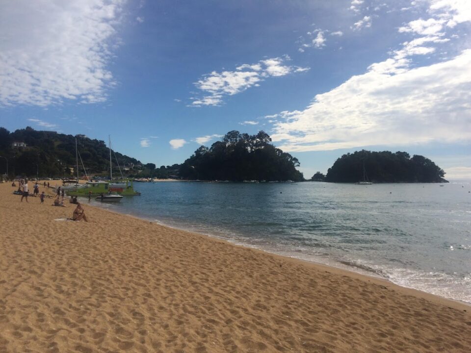 plage au debut de label tasman