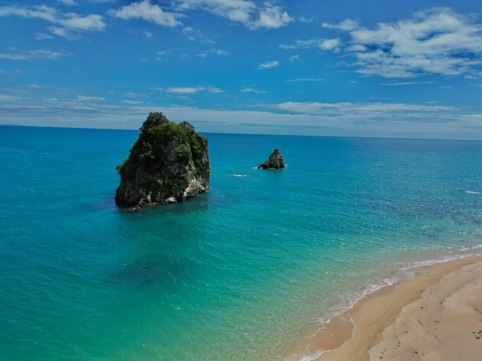 rocher au milieu de wainui bay