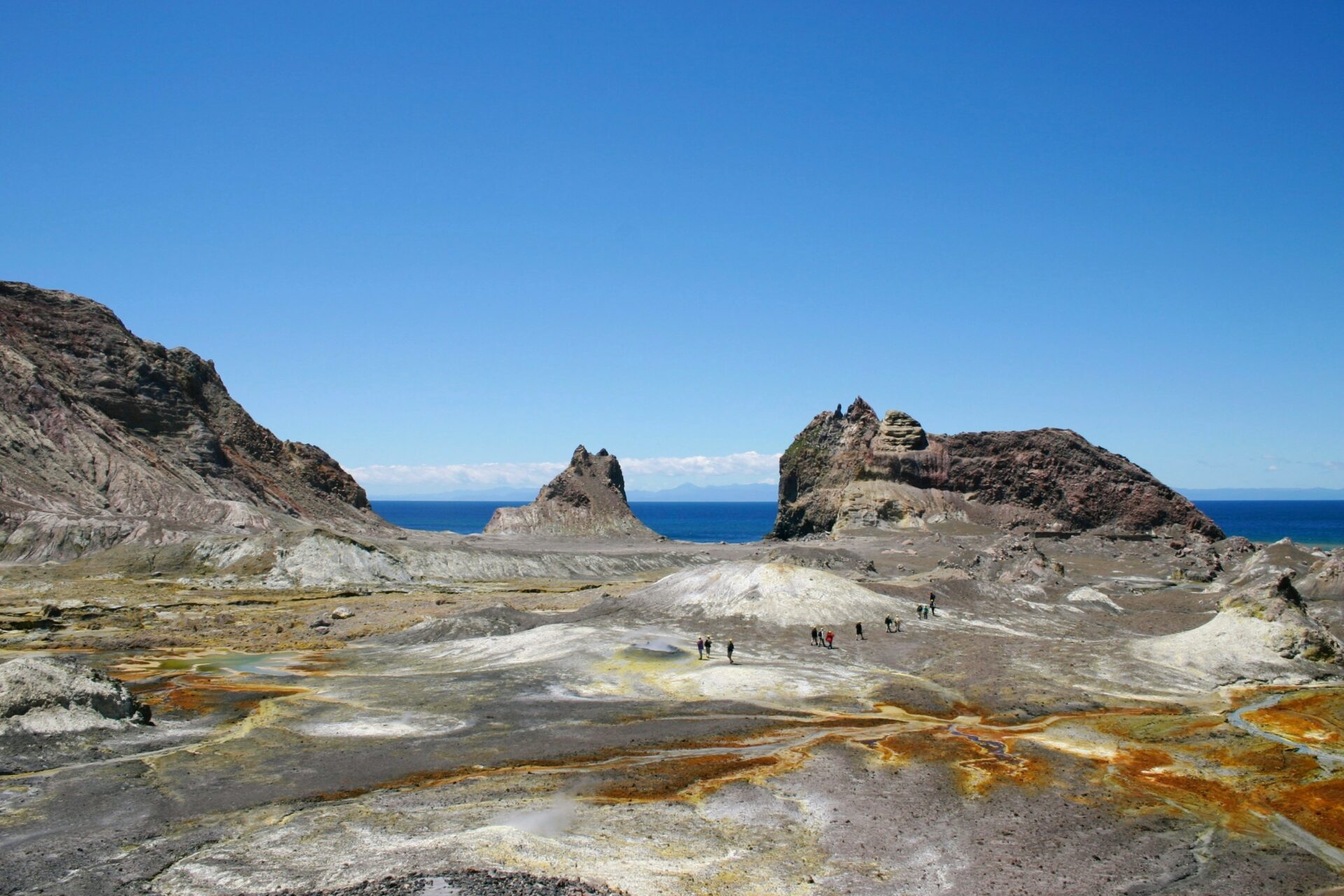 touristes se balladant dans white island