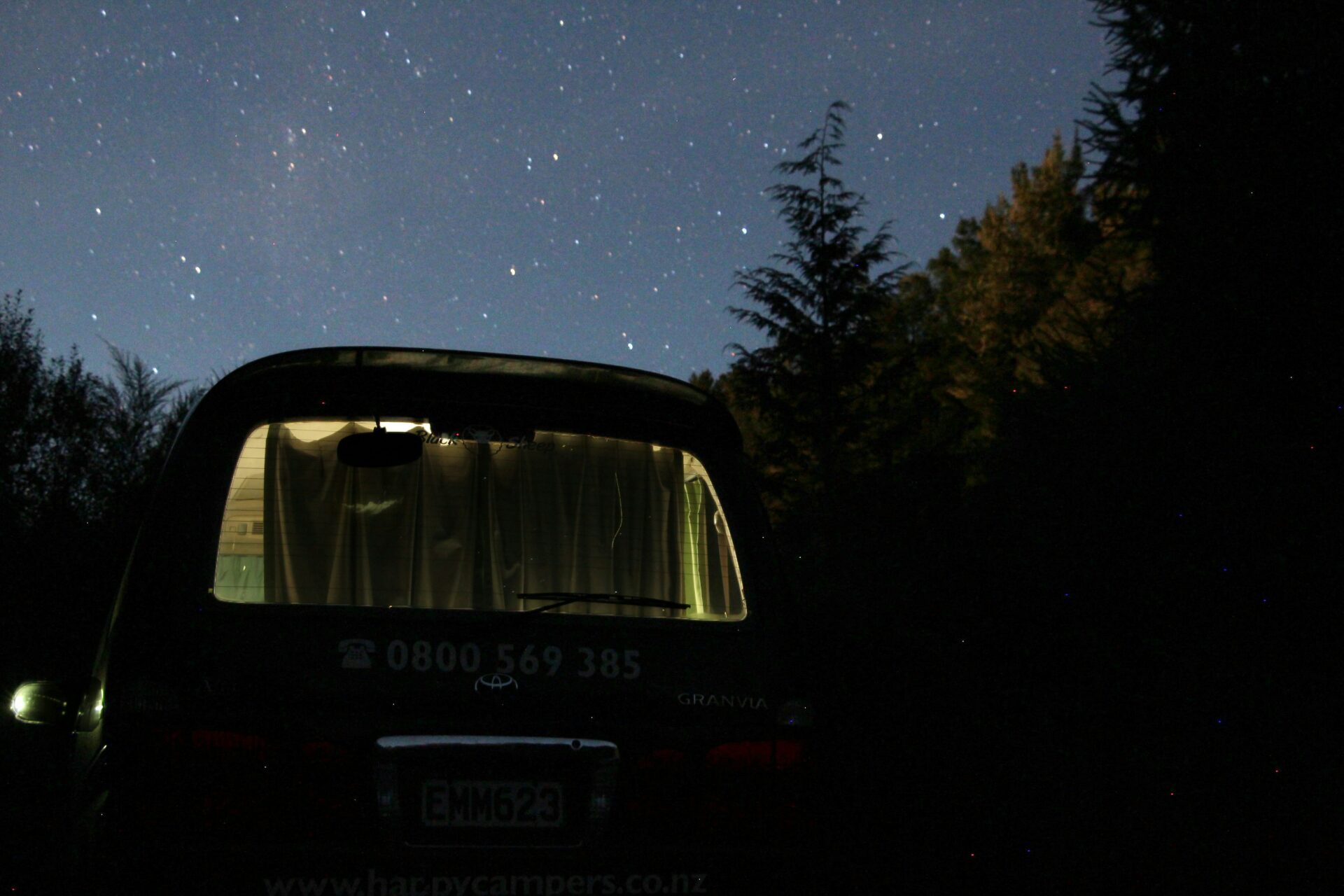 van avec personnes dormant a linterieur