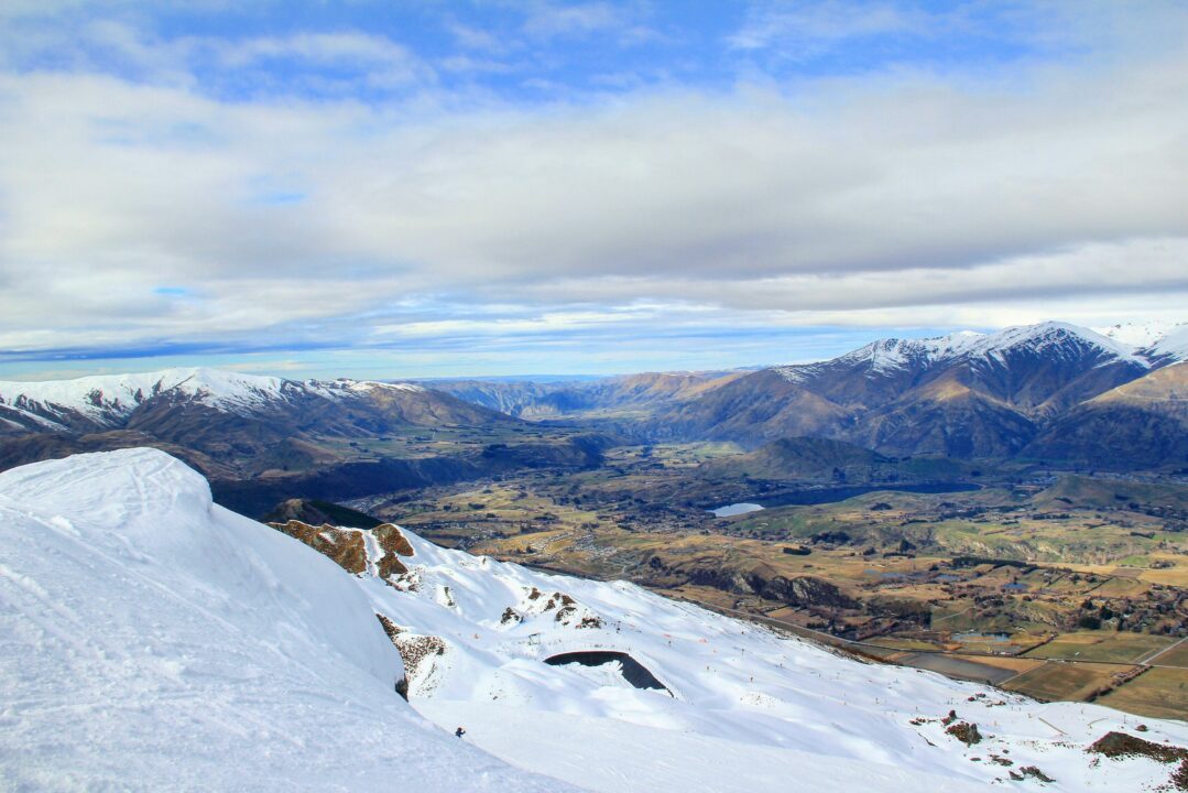 vu sur la region de queenstown et les sommets enneiges