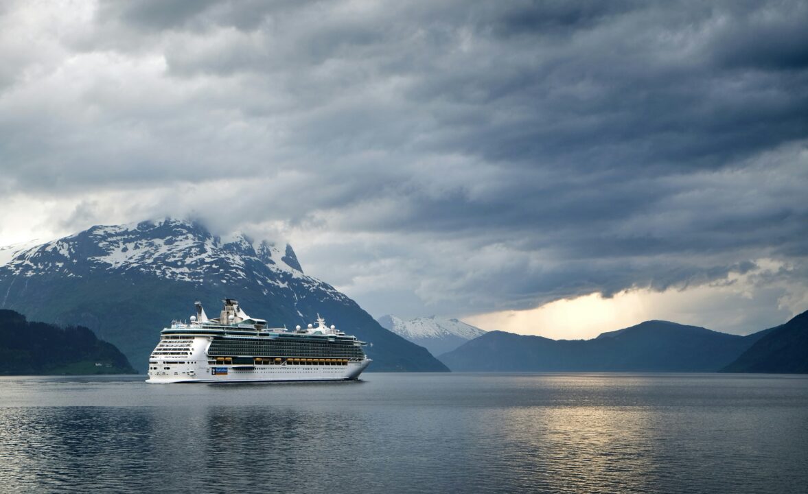 bateau croisiere arrivant en nouvelle zelande