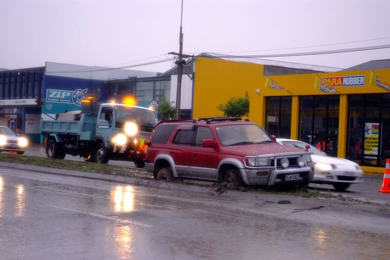 voiture senffoncant apres tremblement de terre