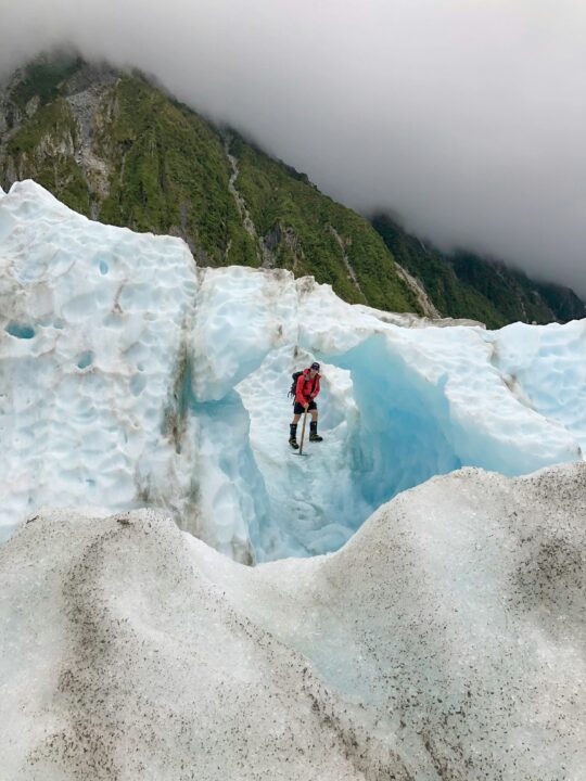 alpiniste sur le glacier de franz joseph