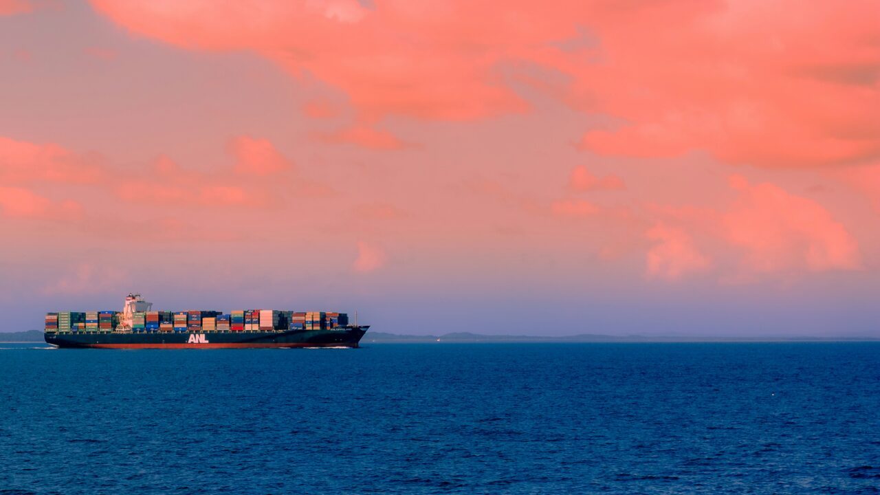 bateau cargo avec coucher de soleil