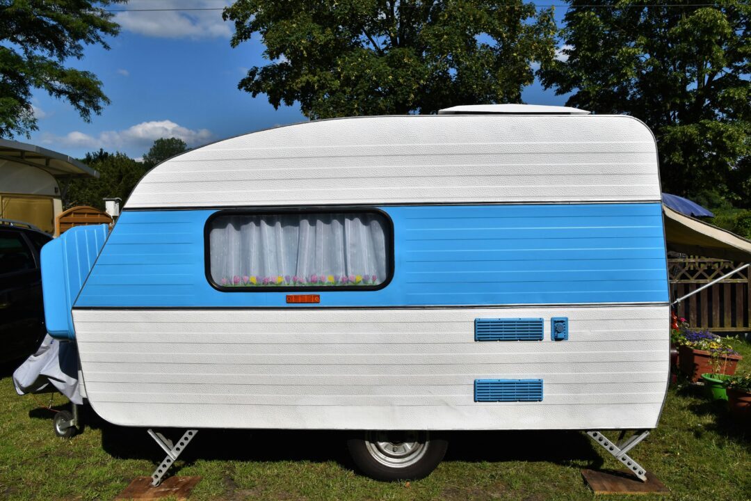 caravane vintage bleu et blanche