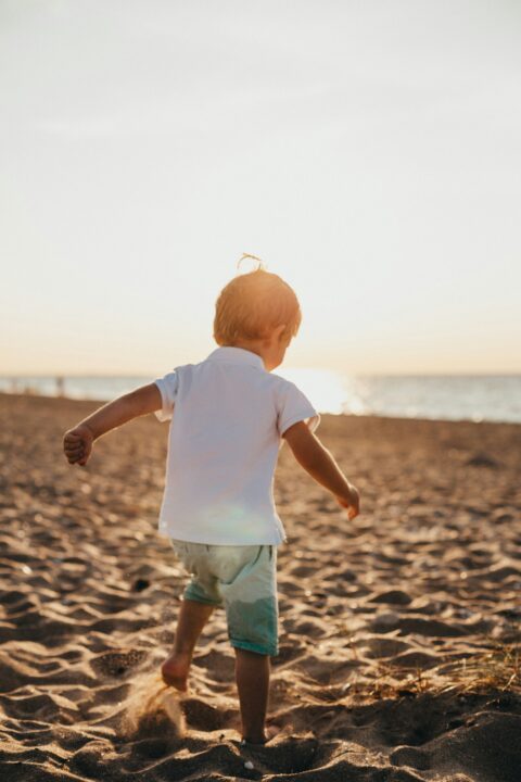 enfant jouant a la plage sous le soleil