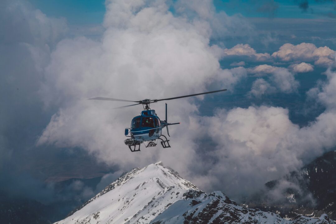 helicopter survolant les glacier ile du sud nouvelle zelande