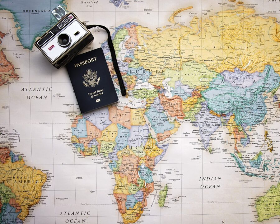 appareil photo et passeport sur une carte du monde